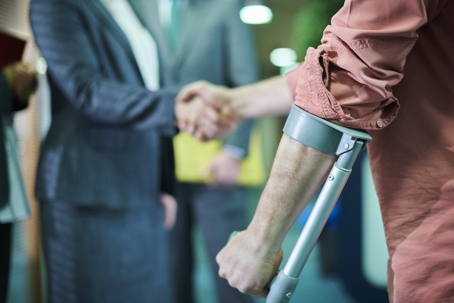 Injured person shaking hands with a lawyer.